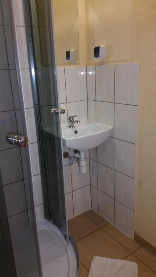 Pokoje Goscinne "U Karola" Pracownicze Scinawa Exterior foto